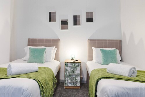 Work-Ready Stay • Central • Parking & Smart TVs