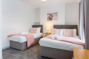 Bügeleisen/Bügelbrett, Reisekinderbett, WLAN, Bettwäsche