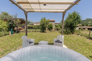 Bañera de hidromasaje al aire libre