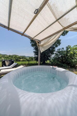 Outdoor spa tub - A cosy farmhouse surrounded by nature! (Marche)