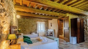 4 bedrooms, iron/ironing board, WiFi - A cosy farmhouse surrounded by nature! (Marche)