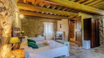 4 bedrooms, iron/ironing board, WiFi