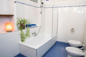 Hair dryer, bidet, towels, soap - Happy Corner - The Home for Outdoor Lovers - (Veneto)