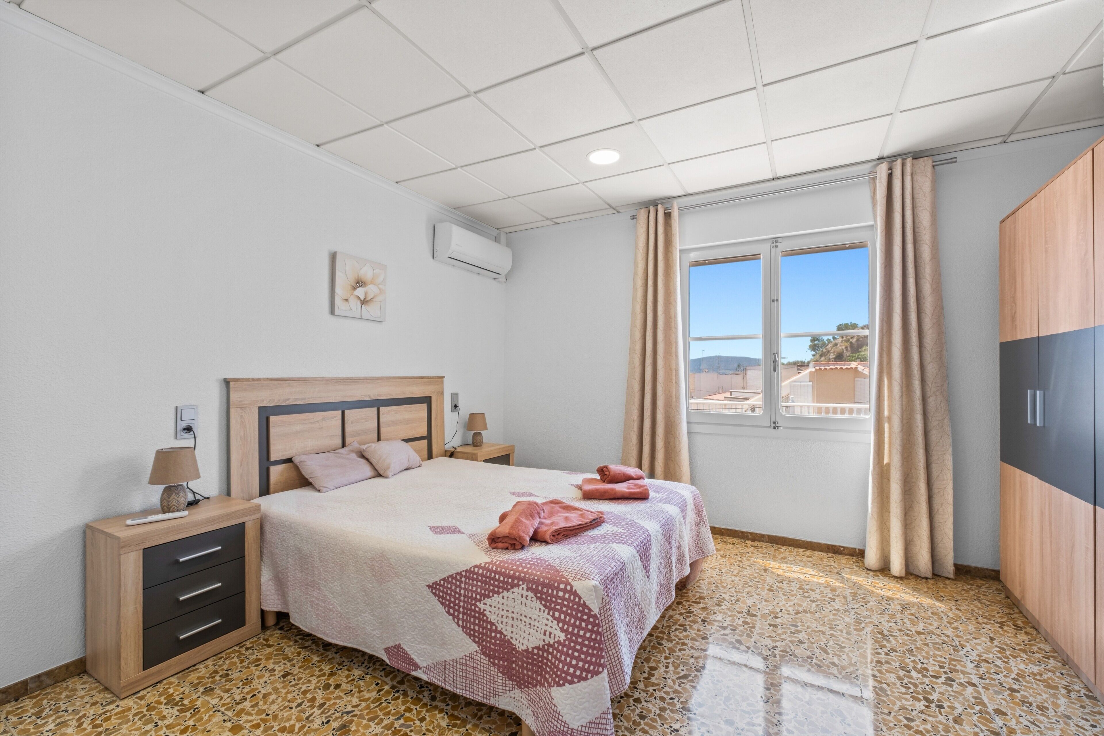 Iron/ironing board, WiFi, bed sheets