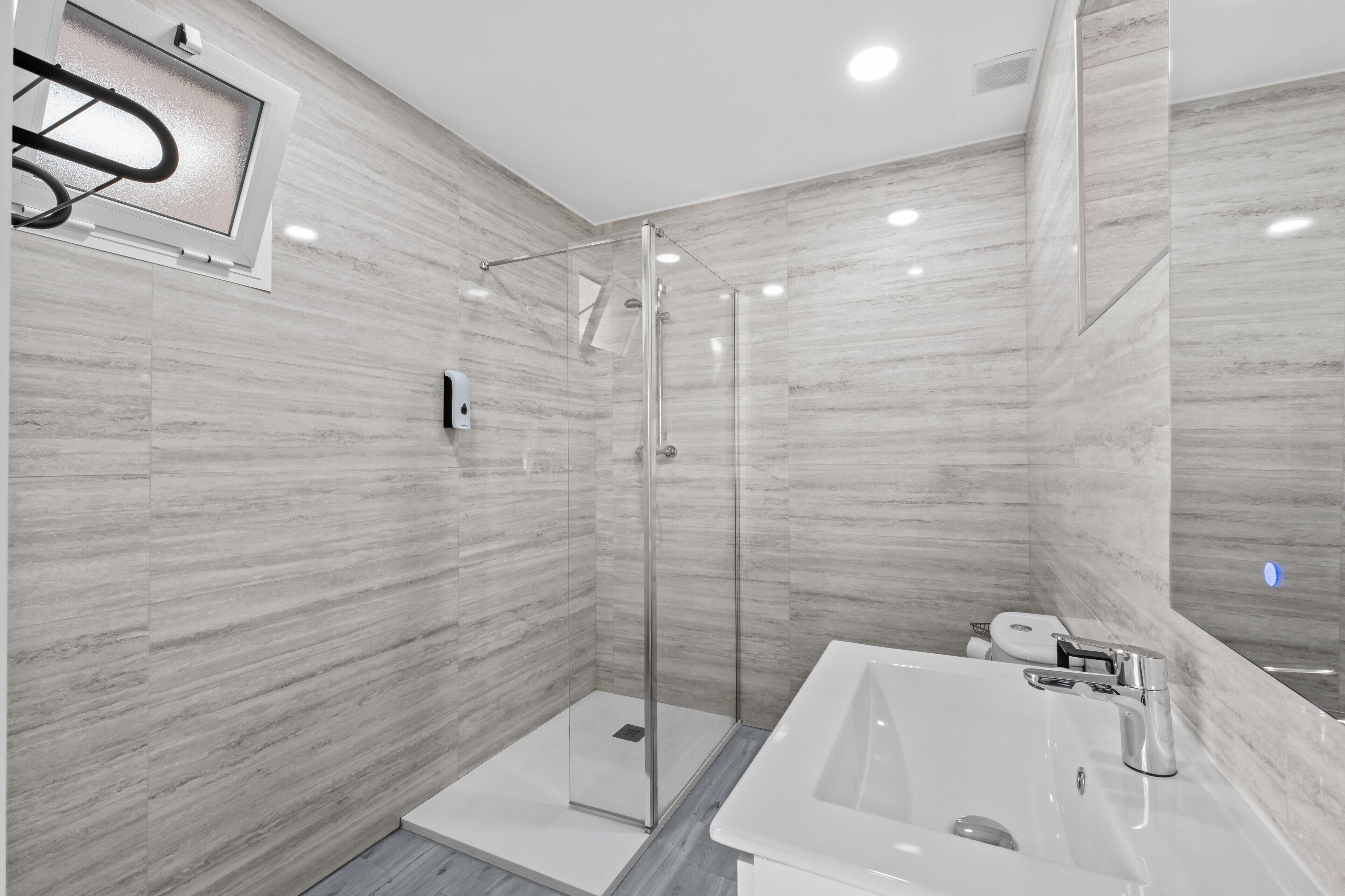 Shower, hair dryer, towels