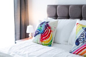 Desk, iron/ironing board, travel cot, WiFi - City Centre • Parking • TVs • Ideal for Work Crew (Swansea)