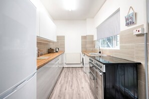 Fridge, microwave, oven, stovetop - City Centre • Parking • TVs • Ideal for Work Crew (Swansea)