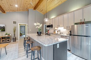 House - Waterfront Family Getaway w Hot Tub Game Room (Albrightsville)