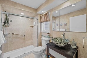 House | 4 bedrooms, Internet - Dog Friendly Cabin w Hot Tub Sauna Fire Pit (Tobyhanna)