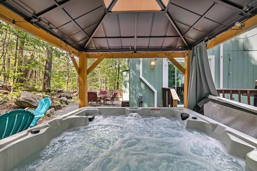 Dog Friendly Cabin w Hot Tub Sauna Fire Pit