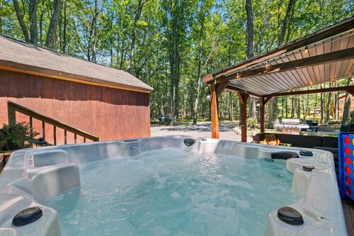 Cozy Poconos Retreat Hot Tub Dog Friendly Firepit