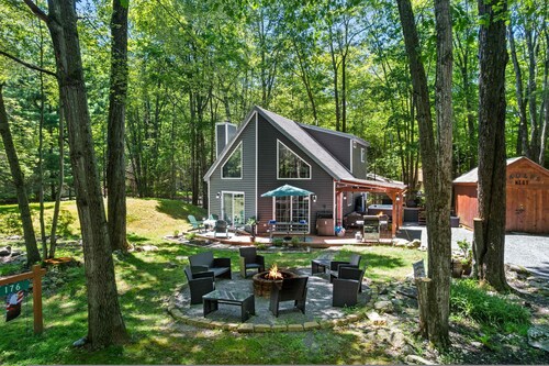 Cozy Poconos Retreat Hot Tub Dog Friendly Firepit
