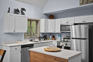 Room - Near Jfbb for Skiing With Hot Tub and Fire Pit (Blakeslee)