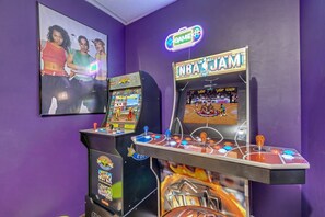 House - Spa Retreat With Hot Tub Sauna and Game Rooms (Lake Harmony)