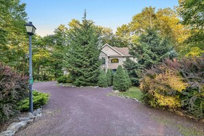 House - Spa Retreat With Hot Tub Sauna and Game Rooms (Lake Harmony)