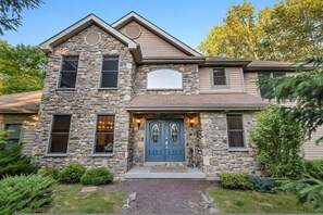 House | 5 bedrooms, Internet - Spa Retreat With Hot Tub Sauna and Game Rooms (Lake Harmony)