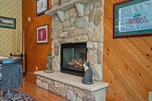 House | 8 bedrooms, Internet - Luxe Sleeps20 Bar Lounge Karaoke Hottub Gameroom (Lake Harmony)