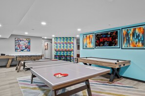 House | 8 bedrooms, Internet - Luxe Sleeps20 Bar Lounge Karaoke Hottub Gameroom (Lake Harmony)