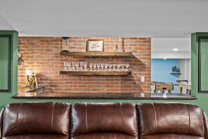 House | 8 bedrooms, Internet - Luxe Sleeps20 Bar Lounge Karaoke Hottub Gameroom (Lake Harmony)