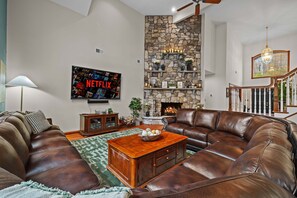 House | 8 bedrooms, Internet - Luxe Sleeps20 Bar Lounge Karaoke Hottub Gameroom (Lake Harmony)