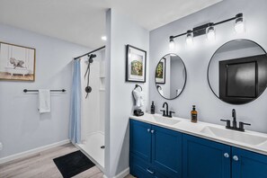 House | 8 bedrooms, Internet - Luxe Sleeps20 Bar Lounge Karaoke Hottub Gameroom (Lake Harmony)