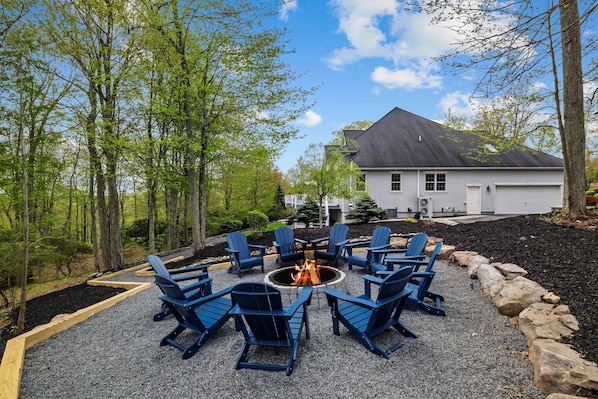 House | 8 bedrooms, Internet - Luxe Sleeps20 Bar Lounge Karaoke Hottub Gameroom (Lake Harmony)