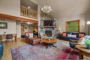 House | 5 bedrooms, Internet - Fam-friendly Cabin Mins 2 Beach Ski w Hot Tub (Lake Harmony)