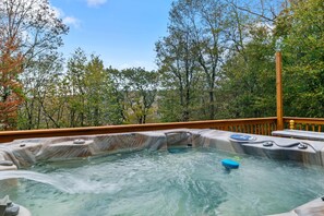 House | 5 bedrooms, Internet - Fam-friendly Cabin Mins 2 Beach Ski w Hot Tub (Lake Harmony)