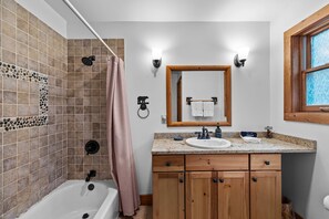 House | 5 bedrooms, Internet - Fam-friendly Cabin Mins 2 Beach Ski w Hot Tub (Lake Harmony)