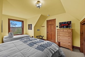 House | 5 bedrooms, Internet - Fam-friendly Cabin Mins 2 Beach Ski w Hot Tub (Lake Harmony)