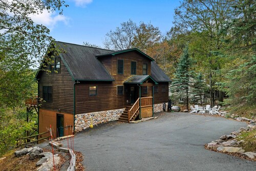 Fam-friendly Cabin Mins 2 Beach Ski w Hot Tub