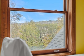 House | 5 bedrooms, Internet - Fam-friendly Cabin Mins 2 Beach Ski w Hot Tub (Lake Harmony)