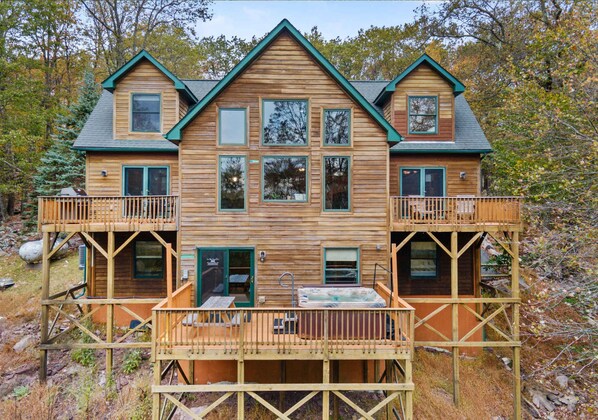 House | 5 bedrooms, Internet - Fam-friendly Cabin Mins 2 Beach Ski w Hot Tub (Lake Harmony)