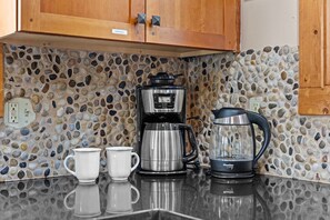 House | 5 bedrooms, Internet - Fam-friendly Cabin Mins 2 Beach Ski w Hot Tub (Lake Harmony)