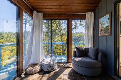 Riverfront Dog Friendly Cabin With Mountain Views