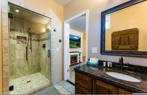 Dog Friendly Farmhouse w Pool Hot Tub Fire Pit