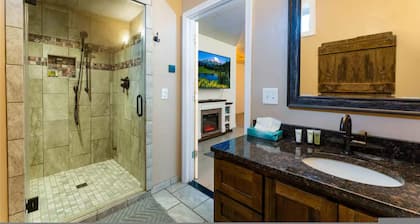 Dog Friendly Farmhouse w Pool Hot Tub Fire Pit