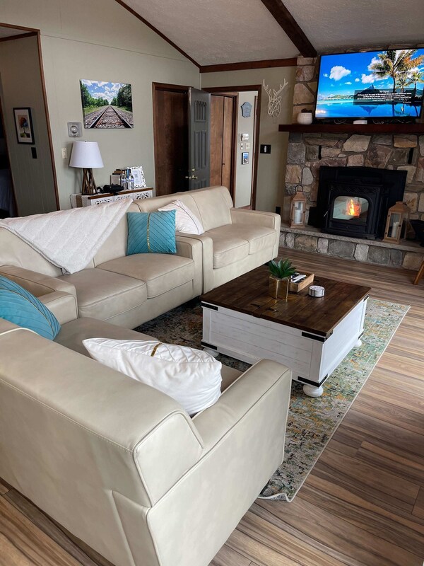 Lakefront Poconos Retreat W Hot Tub Dog Friendly - 莫斯科
