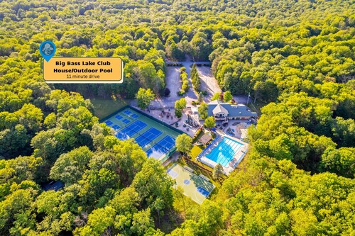 Lakefront Poconos Retreat w Hot Tub Dog Friendly