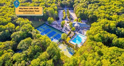 Lakefront Poconos Retreat w Hot Tub Dog Friendly