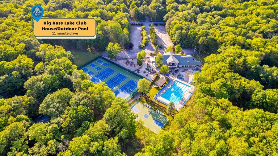 Lakefront Poconos Retreat w Hot Tub Dog Friendly