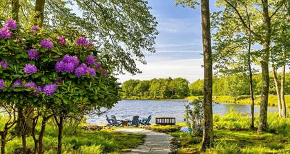 Lakefront Poconos Retreat w Hot Tub Dog Friendly