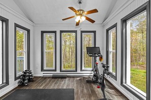 Room - Charming Chalet w Hot Tub King Suite Dog Friendly (Tobyhanna)