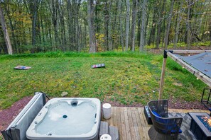 Room - Charming Chalet w Hot Tub King Suite Dog Friendly (Tobyhanna)