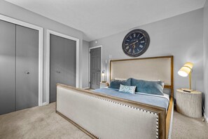 Room - Charming Chalet w Hot Tub King Suite Dog Friendly (Tobyhanna)