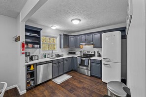 Room - Charming Chalet w Hot Tub King Suite Dog Friendly (Tobyhanna)