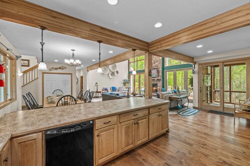 Mins2 Jfbb Split Rock With Hot Tub and Game Room