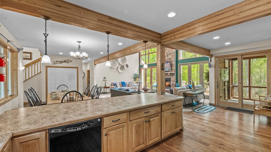 Mins2 Jfbb Split Rock With Hot Tub and Game Room