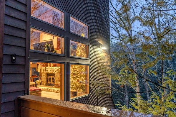 House | 4 bedrooms, Internet - Waterfall Views Hot Tub Game Room Dog Friendly (Bushkill)