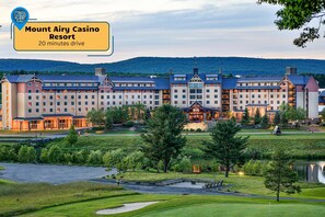 Room - Near Ski Resorts With Hot Tub Game and Movie Room (East Stroudsburg)